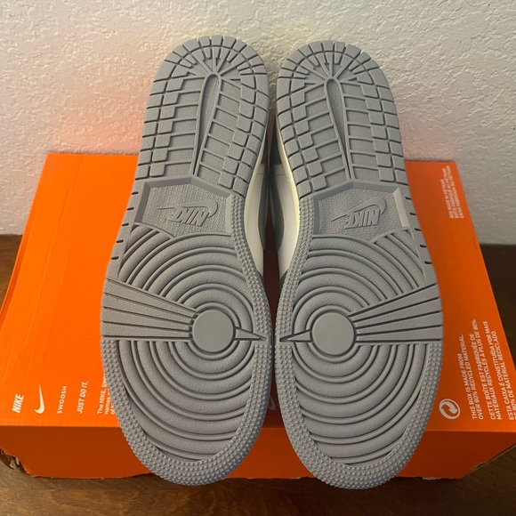 Air Jordan 1 Low GS 'Vintage Grey' 553560-053 7Y Women's Size 8.5 - Picture 5 of 7